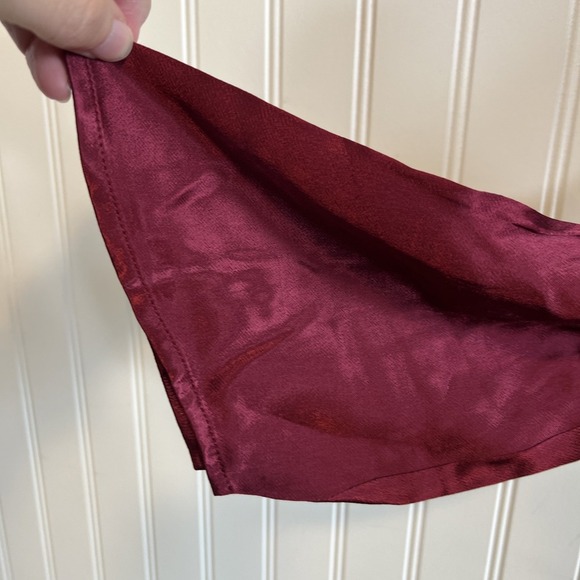 Rumored Dress Women XS Sweet Talker Mini Dress Merlot NWT  Bell Sleeve Open Back - Picture 3 of 9